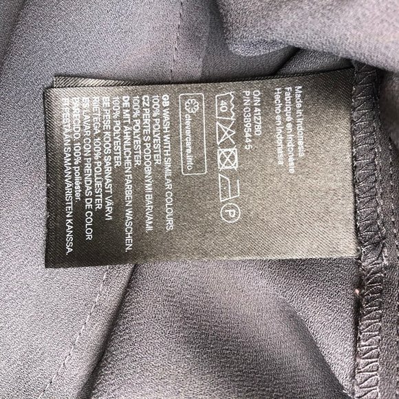 SALE! H&M Gray Drapy Crepped V-neck Blouse - Picture 4 of 4